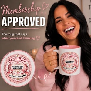 Può includere: Una tazza in ceramica bianca con interno rosa caratterizzata da un design grafico circolare nei toni del rosa e del rosso. Il testo recita Itty Bitty Membership Approved Clitty Committee, circondato da stelle decorative, cuori e un bordo smerlato.