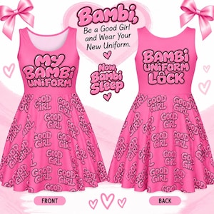 Può includere: Un abito skater rosa senza maniche con una stampa ripetuta 'GOOD GIRL'. La parte anteriore mostra 'MY BAMBI UNIFORM' in caratteri a bolla, mentre il retro presenta 'BAMBI UNIFORM LOCK' con un'icona di lucchetto. Il design include fiocchi rosa e cuori.