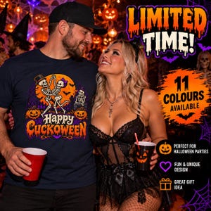 Può includere: Una t-shirt blu scuro con la grafica di due scheletri che ballano davanti a una grande luna arancione, con zucche e la scritta 'HAPPY CUCKOWEEN' in arancione e viola. Il design include una recinzione, pipistrelli e un terzo scheletro seduto.
