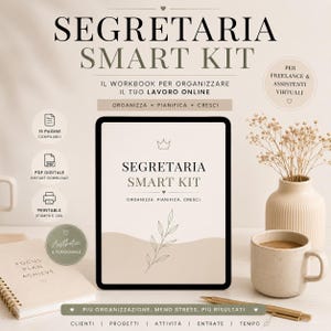 Op de afbeelding: Een digitale planner getiteld "SEGRETARIA SMART KIT" met de tekst "Organizza. Pianifica. Cresci." wordt weergegeven op een tablet. De afbeelding bevat een notitieboek, een koffiemok, een pen en een vaas met gedroogde bloemen. De planner is ontworpen voor online werkorganisatie.
