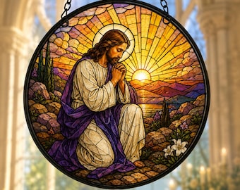Glas-in-lood raamhanger met biddende Jezus en lelie, christelijke raamdecoratie, zonsondergang, bergmeer, geloofsdecoratie, herdenkingscadeau voor Pasen voor moeder