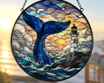 Glas-in-lood raamhanger in de vorm van een walvisstaart, decoratie voor het raam met een vuurtoren in de oceaan, kustkunst, nautische woondecoratie, cadeau voor strandliefhebbers