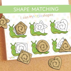 Op de afbeelding: Een werkblad voor vormherkenning met groene cartoon-slakken en diverse schelpvormen. De tekst luidt SHAPE MATCHING en I can MATCH shapes. Bevat losse uitgeknipte slakkenhuisjes in de vorm van een hart, vierkant en bloem om te matchen.