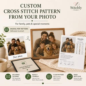 Op de afbeelding: Een aangepast kruissteekpatroon van uw foto, perfect voor familie, huisdieren en speciale momenten. De afbeelding toont een ingelijste foto, een polaroid en een digitaal PDF-patroon op een tablet. De tekst luidt "Stitchly Studio".