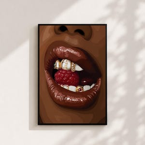 Könnte beinhalten: Gerahmter Kunstdruck mit einer Nahaufnahme eines Mundes mit glänzenden, dunkelbraunen Lippen. Der Mund hat Goldzähne mit Diamantakzenten und eine rote Himbeere im Inneren. Das Kunstwerk ist vor einem weißen Hintergrund.