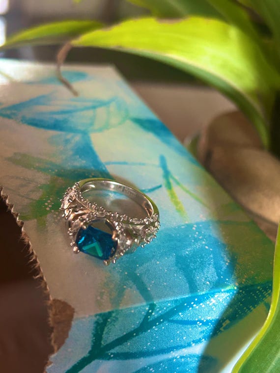 925 Sterling Silver Blue Heart Ring – Elegant Halo Design