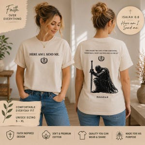 Può includere: Una t-shirt beige con il testo "HERE AM I. SEND ME." e uno stemma sul davanti. Il retro mostra la grafica di un cavaliere inginocchiato con una spada, il testo "THEN I HEARD THE VOICE OF THE LORD SAYING, "WHOM SHALL I SEND? AND WHO WILL GO FOR US?" e "ISAIAH 6:8".