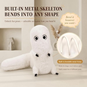 Pode incluir: Um brinquedo de pelúcia branco com uma cauda longa, pequenas garras pretas e grandes olhos circulares. O texto diz: BUILT-IN METAL SKELETON BENDS INTO ANY SHAPE, Unlock fun poses, Bend it however you want, Built-in bendable metal frame.