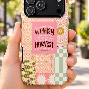 Può includere: Una custodia per smartphone con un design patchwork di motivi floreali e a scacchi rosa, verdi e bianchi. Un rettangolo rosa centrale mostra il testo: Let us not become weary in doing good, for at the proper time we will reap a harvest.