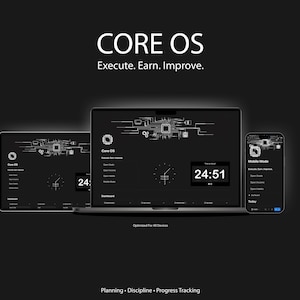 以下が含まれることがあります： タブレット、ラップトップ、スマートフォンに表示された「CORE OS」のデジタルディスプレイ。「Execute. Earn. Improve.」のテキストがデバイスの上にあります。ディスプレイには、時間と進捗状況を追跡するダッシュボードが表示されます。背景は黒です。