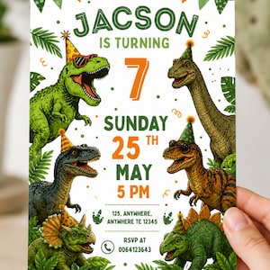 Könnte beinhalten: Eine Geburtstagseinladungskarte mit fünf illustrierten Dinosauriern, die Partyhüte tragen. Der Text lautet: JACSON IS TURNING 7, SUNDAY 25TH MAY 5 PM, 125, ANYWHERE, ANYWHERE TE 12345, RSVP AT 0064123644. Das Design enthält grüne Blätter und orangefarbene Konfetti.