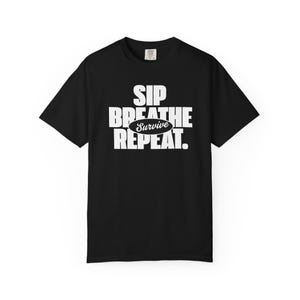 Camiseta "Bebe, respira, sobrevive, repite" / Camiseta con eslogan tipográfico sobre tomar café