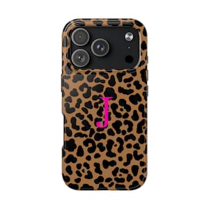Op de afbeelding: Een smartphonehoesje met een bruin en zwart luipaardpatroon over de gehele achterkant. In het midden van het hoesje staat een grote, felroze hoofdletter J. Het hoesje bevat uitsparingen voor het drievoudige camerasysteem.
