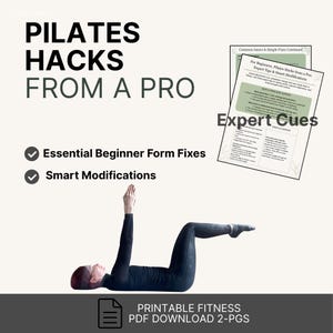 以下が含まれることがあります： Pilates Hacks From A Proと題されたデジタルドキュメント。初心者向けのフォーム修正やスマートな修正に関するテキストが記載されています。ピラティスのポーズをとる人物のグラフィックと、2ページの印刷可能なフィットネスPDFダウンロードが含まれています。