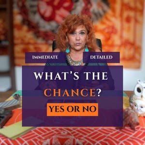 Puede incluir: Una mujer con cabello rojo y aretes turquesa está centrada frente a un gráfico morado y naranja. El gráfico dice "WHAT'S THE CHANCE? YES OR NO" con las palabras "IMMEDIATE" y "DETAILED" arriba. Una figura decorativa de búho está a la derecha.