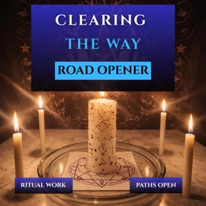 Può includere: Una candela a colonna bianca con macchie nere e simboli geometrici su un piatto di vetro, circondata da quattro candele sottili accese. Il testo recita: CLEARING THE WAY ROAD OPENER, RITUAL WORK e PATHS OPEN su uno sfondo scuro.