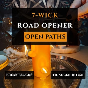 Puede incluir: Una vela naranja brillante de 7 mechas sobre un plato plateado con el texto 7-WICK ROAD OPENER OPEN PATHS, BREAK BLOCKS y FINANCIAL RITUAL. La vela presenta varias mechas encendidas que sobresalen de su cuerpo cilíndrico, emitiendo luz.