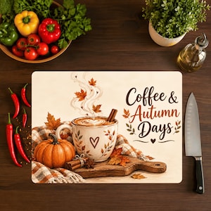 Op de afbeelding: Een rechthoekige snijplank met een bedrukte illustratie van een koffiemok, een pompoen, kaneelstokjes en herfstbladeren. De tekst Coffee & Autumn Days staat in bruin schrift. Het ontwerp bevat een patroon van geruite stof.