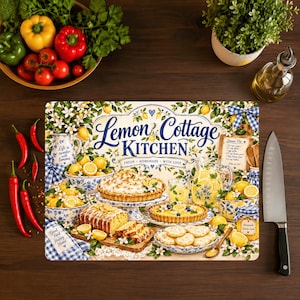 Könnte beinhalten: Ein rechteckiges Schneidebrett mit einem aufgedruckten Zitronen-Küchenmotiv, dem Text Lemon Cottage KITCHEN, fresh, homemade, with love sowie einem Zitronenkuchenrezept. Das Design zeigt Zitronen, Kuchen, Torten und blaue Blumenmuster.