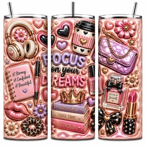Può includere: Un bicchiere cilindrico con un motivo a effetto 3D di oggetti rosa e dorati tra cui cuffie, un taccuino con il testo Strong, Confident, Beautiful, una tazza da caffè, una borsa, un flacone di profumo, rossetto e libri con le scritte Good Things, Take Time, Be Proud.