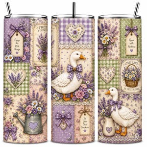 Puede incluir: Un vaso cilíndrico con pajita que presenta un diseño de patchwork de flores de lavanda, margaritas blancas y gansos con lazos de cuadros morados. El texto incluye "Enjoy the little things", "Grow with Kindness", "Be Your Own Sunshine" y "LIVE LIFE IN FULL BLOOM."