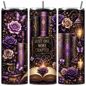 Puede incluir: Un vaso cilíndrico con un diseño en tonos morados y dorados que muestra pilas de libros, rosas moradas, mariposas y una vela encendida. El texto "JUST ONE MORE CHAPTER" aparece en la portada de un libro sobre un libro abierto.
