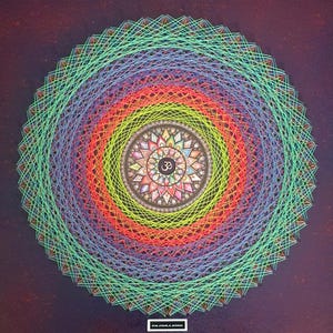 Puede incluir: Un diseño de mandala colorido con círculos concéntricos de hilos de arcoíris. El centro presenta un patrón floral detallado con el símbolo Om. El fondo es de color púrpura oscuro.
