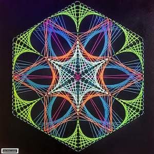 Può includere: Un'opera d'arte geometrica con fili che presenta un design complesso all'interno di una forma esagonale. L'opera utilizza fili verde neon, blu, arancione, rosa e bianchi su uno sfondo nero, creando un motivo vibrante e intricato.