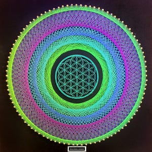 Puede incluir: Una vibrante pieza de arte de hilo con círculos concéntricos en tonos verdes, azules, morados y rosas. El diseño incluye un patrón central de la flor de la vida, todo sobre un fondo negro. Los bordes exteriores están adornados con pequeños alfileres dorados.