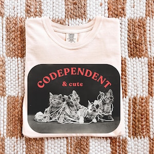 Koszulka z kotami współzależnymi | Ilustracja w stylu vintage, koszulka z typografią retro