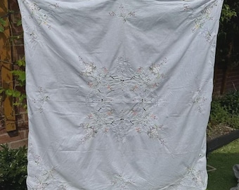 ヴィンテージ コテージコア 刺繍入りコットンテーブルクロス 100x100cm ホワイトとパステルカラーの花柄カットワーク