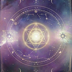 Puede incluir: Impresión artística digital con un diseño celestial sobre un fondo morado y azul. La obra de arte incluye constelaciones, lunas crecientes, estrellas y una forma geométrica brillante. El tema es místico y espiritual.