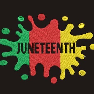 Könnte beinhalten: Ein gestickter Aufnäher in Form eines Farbspritzers mit vertikalen Streifen in Grün, Rot und Gelb. Das Wort JUNETEENTH ist in schwarzen Großbuchstaben quer über die Mitte des Designs auf einem einfarbigen schwarzen Hintergrund gestickt.