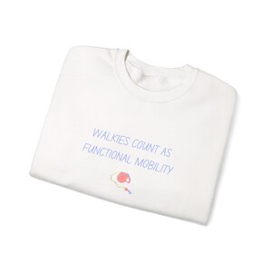 Sudadera con estampado de huellas de perro y la frase "Pasear cuenta como movilidad funcional" (humor sobre pasear mascotas) imagen 4