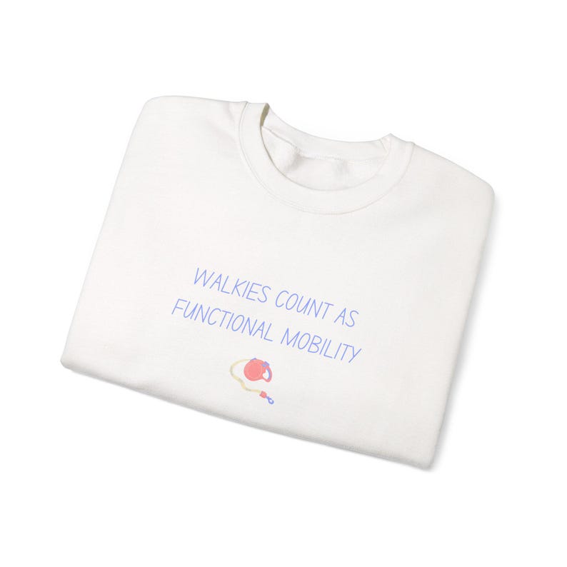 Sudadera con estampado de huellas de perro y la frase "Pasear cuenta como movilidad funcional" (humor sobre pasear mascotas) imagen 4
