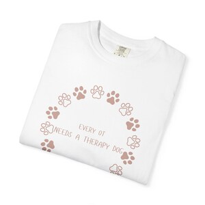 Pfotenabdruck-Kranz – Ich bin ein Therapiehund-T-Shirt | T-Shirt für Tierliebhaber Bild 4