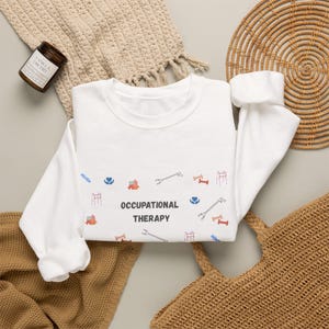 Sudadera con cuello redondo y estampado de herramientas de terapia ocupacional imagen 2