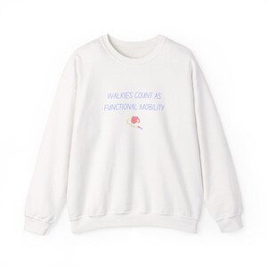 Sudadera con estampado de huellas de perro y la frase "Pasear cuenta como movilidad funcional" (humor sobre pasear mascotas) imagen 2