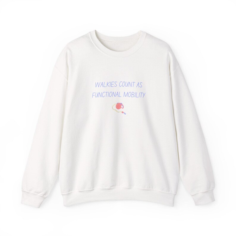 Sudadera con estampado de huellas de perro y la frase "Pasear cuenta como movilidad funcional" (humor sobre pasear mascotas) imagen 2