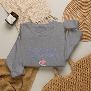 Sudadera con estampado de huellas de perro y la frase "Pasear cuenta como movilidad funcional" (humor sobre pasear mascotas) imagen 8