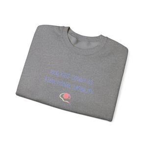 Sudadera con estampado de huellas de perro y la frase "Pasear cuenta como movilidad funcional" (humor sobre pasear mascotas) imagen 7