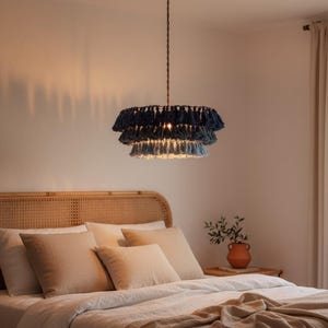 Mehrstufige Stoff-Pendelleuchte im Boho-Stil mit blauen Farbtönen – ideal für Wohnzimmer und Schlafzimmer
