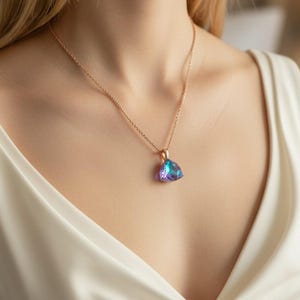 三角形のクリスタルペンダントネックレス｜ローズゴールドネックレス｜繊細なクリスタルネックレス｜ミニマルな重ね付けジュエリー｜女性へのギフト