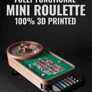 Op de afbeelding: Een 3D-geprint mini-roulettespel met een bruin rond wiel, een groen speelveld en een uitschuifbare lade met stapels kleine gekleurde fiches. De tekst "FULLY FUNCTIONAL MINI ROULETTE 100% 3D PRINTED" staat bovenaan weergegeven.