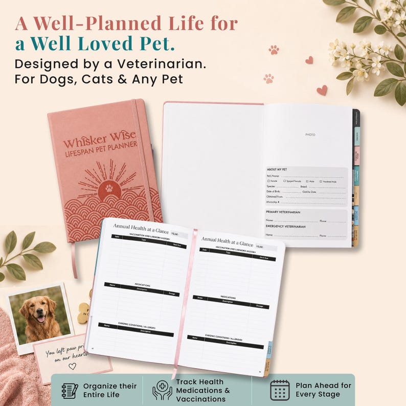 K&ouml;nnte beinhalten: Ein rosafarbener Whisker Wise Lifespan Haustierplaner mit einem Sonnen- und Wellenmotiv auf dem Einband. Der Planer ist geschlossen und ge&ouml;ffnet abgebildet und zeigt Seiten f&uuml;r Haustierdaten, Gesundheits- und Impfverl&auml;ufe.