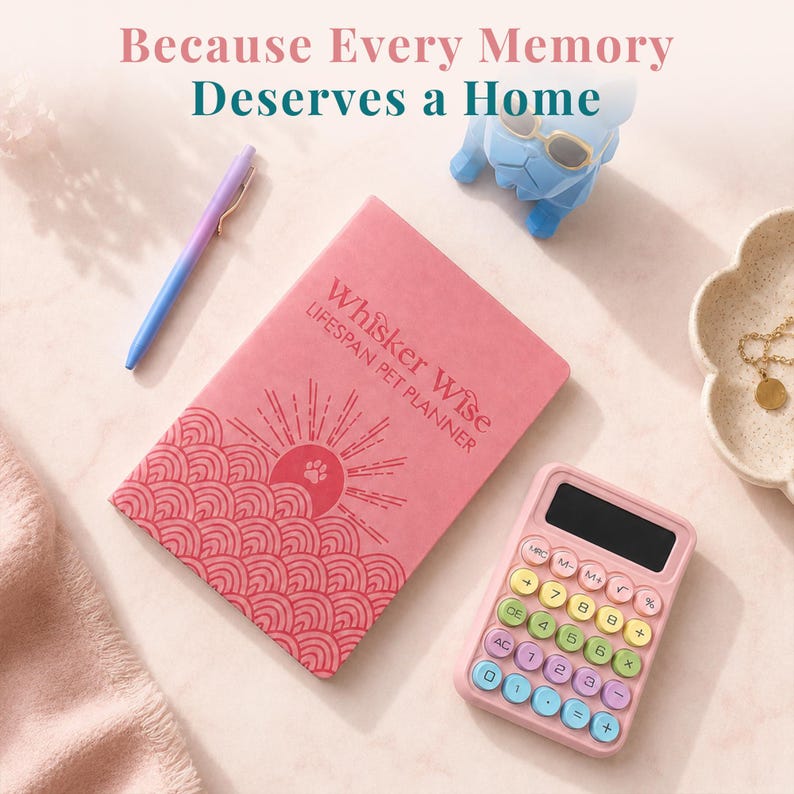 K&ouml;nnte beinhalten: Ein rosafarbenes Whisker Wise Lifespan Pet Planner Notizbuch mit Sonnen- und Wellenmotiv, ein blau verlaufender Stift, ein pastellfarbener Taschenrechner, eine blaue Hundefigur mit Sonnenbrille und eine goldene Halskette in einer gewellten Schale, mit dem Text Because Every Memory Deserves a Home.