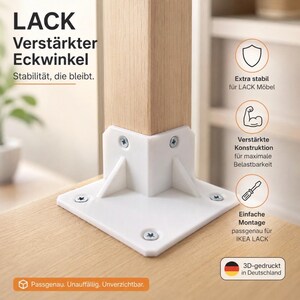 Könnte beinhalten: Ein weißer Eckwinkel mit Schrauben, montiert auf einer hellen Holzoberfläche, zur Unterstützung eines Holzpfostens. Der Text auf dem Bild lautet "LACK Verstärkter Eckwinkel" und "Extra stabil für LACK Möbel". Für IKEA LACK Möbel.