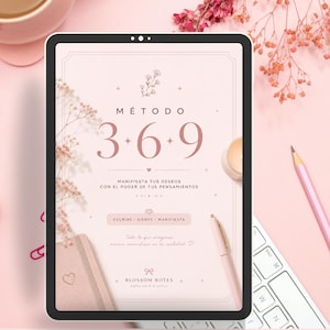 Peut inclure: Une tablette numérique affichant une page de planificateur rose pâle intitulée Método 3-6-9 avec du texte en espagnol, des illustrations florales, un stylo, un carnet, une tasse de café et des fleurs séchées disposés autour de l'écran.