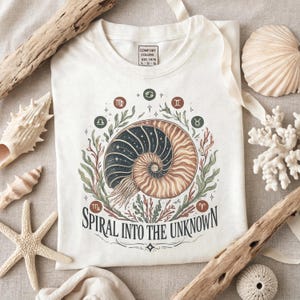 Maglietta con conchiglia di nautilus "Spiral Into The Unknown", maglietta grafica oceano celeste, maglietta astrologica mistica, regalo boho a tema vita marina