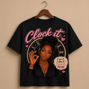 Camiseta retro con estampado de reloj Clock It / Ilustración de mujer negra, letra rosa